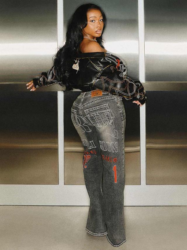 bobbi mid rise no. 1 logo big t baggy jean